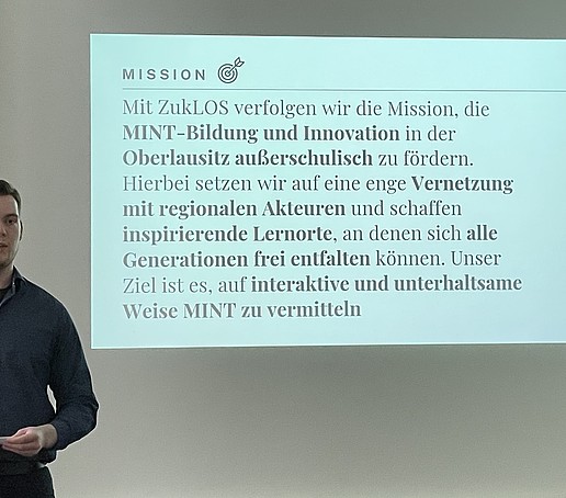 Ein Student hält einen Vortrag.