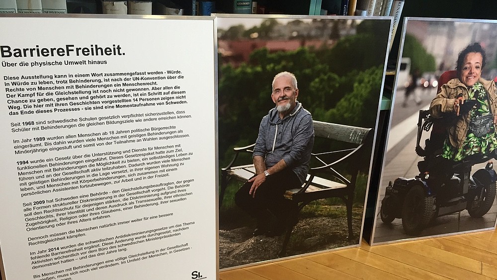 Aktuell gastiert die Ausstellung „BarriereFreiheit“ des Schwedischen Institutes in der Hochschulbibliothek