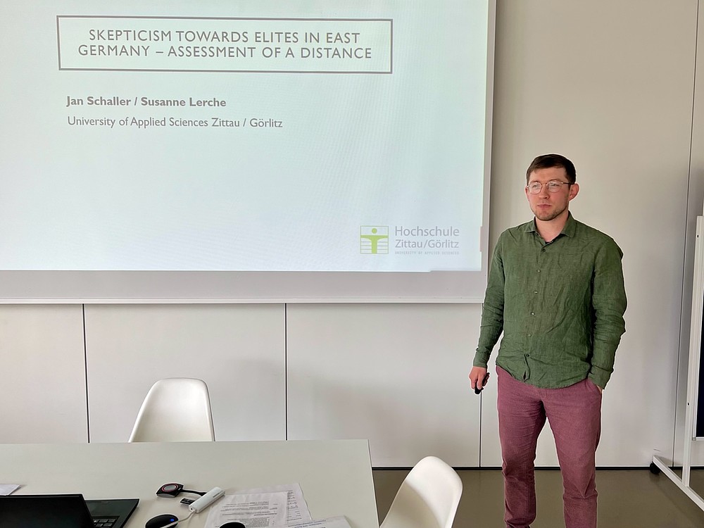 Jan Schaller vor Leinwand