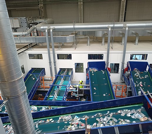 Blick auf die Handarbeitsbänder aus der Anlage