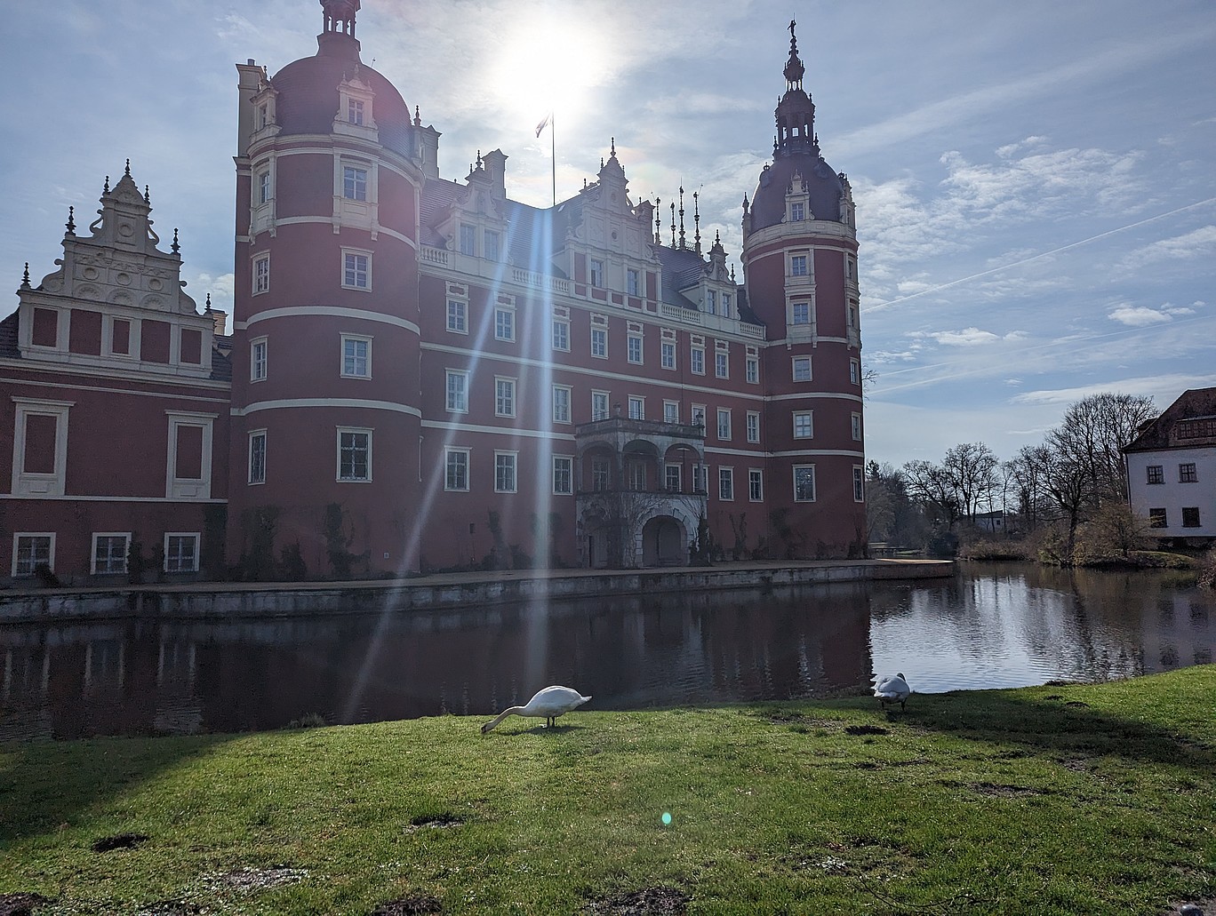 Bild des Bad Muskauer Schlosses mit Schlossteich und Schwan