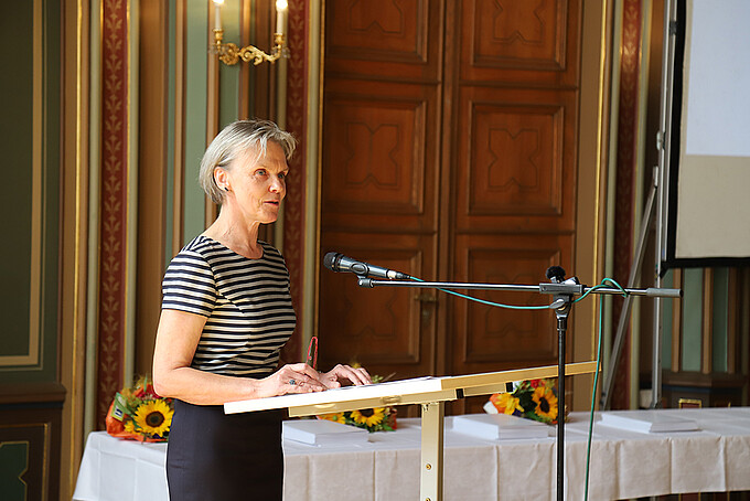 In ihrer Ansprache richtet die Prorektorin für Bildung und Nachhaltigkeit ermutigende Worte an die Absolvent*innen und betont die Chancen, die nun vor ihnen liegen.