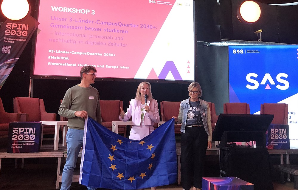 Sebastian Benad, Prof. Dr. Sophia Keil, Ewa Wieszczeczyńska mit Europa-Flagge in der Hand