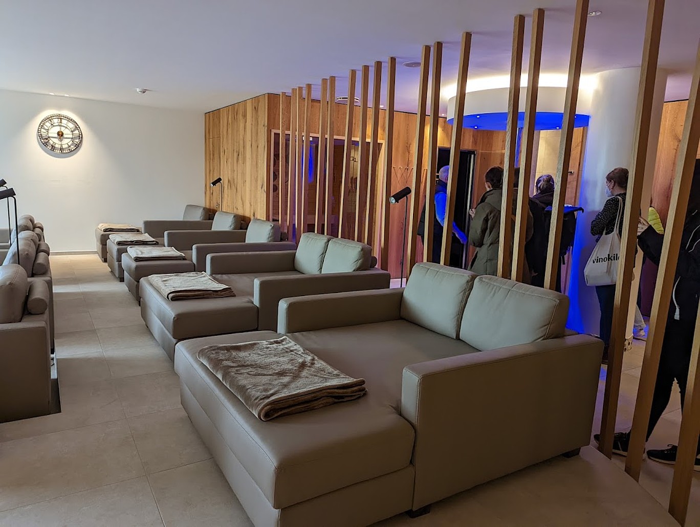 Raum mit mehren bequemen Sofas