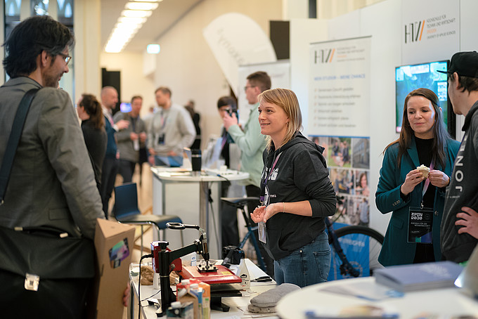 Henriette Uhlig am HSZG-Stand