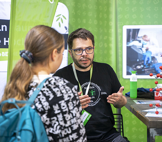 Prof. Weber im Gespräch mit einer Besucherin.