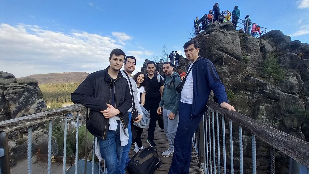 Internationale Studierende stehen auf einer Aussichtsplattform im Zittauer Gebirge.
