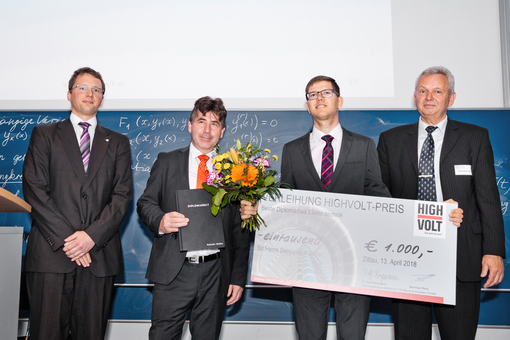 Prof. Dr. techn. Stefan Kornhuber und Dipl.-Ing. (FH) Thomas Steiner (HIGHVOLT Prüftechnik Dresden GmbH) bei der Verleihung des HIGHVOLT-PREISES an unseren Absolventen Dipl.-Ing. (FH) Benjamin Küchler, Foto: Carla Schmidt, Zittau Prof. Dr. techn. Stefan Kornhuber und Dipl.-Ing. (FH) Thomas Steiner (HIGHVOLT Prüftechnik Dresden GmbH) bei der Verleihung des HIGHVOLT-PREISES an unseren Absolventen Dipl.-Ing. (FH) Benjamin Küchler, Foto: Carla Schmidt, Zittau