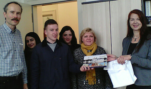 Dr. Tamara Denisova (2. v. r.) übermittelte Grüße der Leitung der Staatlichen Universität Kostroma, die Prorektorin Bildung und Internationales, Prof. Dr. Christa M. Heidger (r.) mit Freude entgegennahm. Foto: KGU – Wladimir Dimitrijew Dr. Tamara Denisova (2. v. r.) übermittelte Grüße der Leitung der Staatlichen Universität Kostroma, die Prorektorin Bildung und Internationales, Prof. Dr. Christa M. Heidger (r.) mit Freude entgegennahm. Foto: KGU – Wladimir Dimitrijew