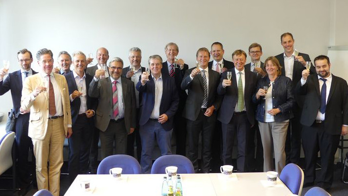 Versammlung der Nordakademie-Stiftung mit Prof. Clemens Renker (3.v.r.) Rektorat, Vorstand, Aufsichtsrat und Vertretern der Eigentümer