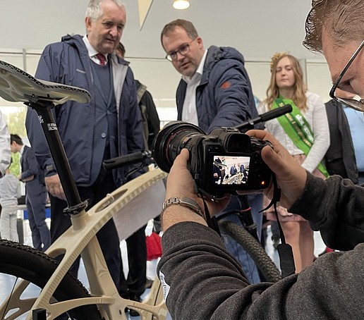 Gruppe besichtigt Campus