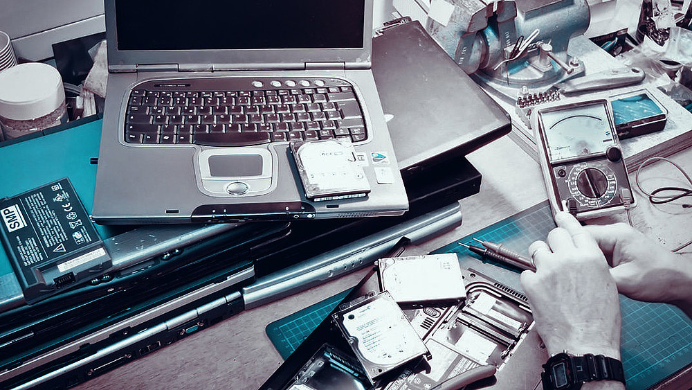 Alte Laptops werden auseinander gebaut und umfunktioniert, alle Daten jedoch gesichert oder auf Wunsch vernichtet
