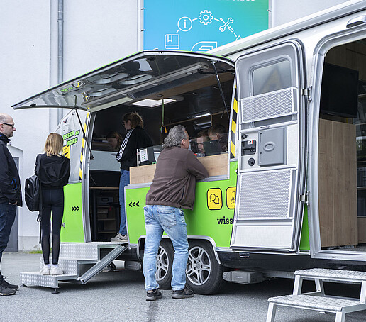 Besucher vor dem Airstream-Anhänger.