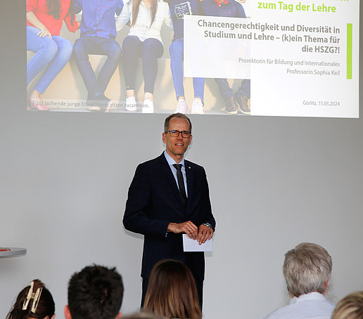 Der Vorsitzende des Fördervereins steht vor dem Publikum.