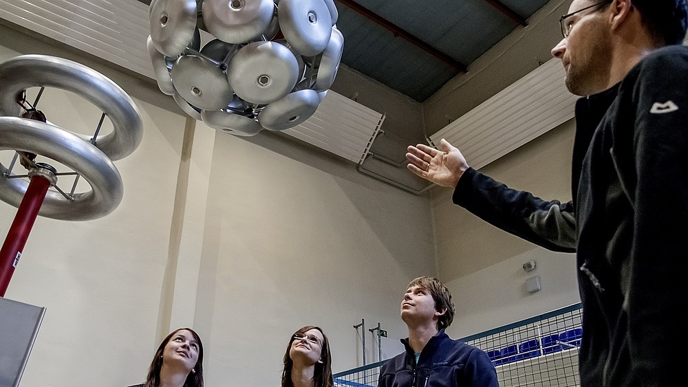 Hochspannungslabor in Zittau; Professor erklärt Studenten ein Modell 