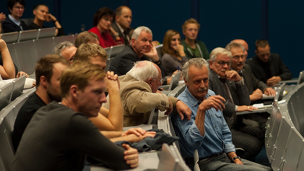 Die Teilnehmer diskutieren leidenschaftlich.
