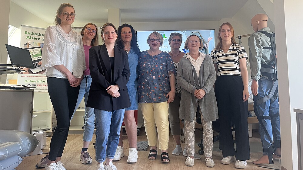 8 Frauen haben sich im Labor zum Bild aufgestellt