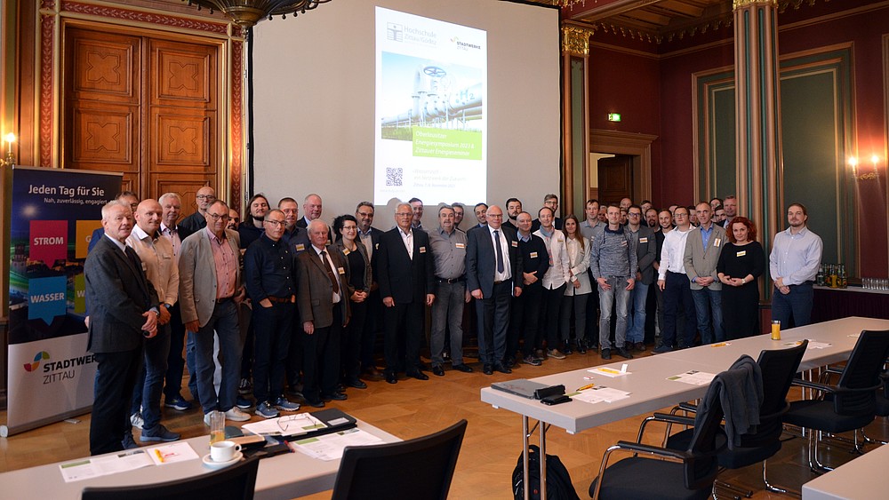 Gruppenbild mit Beteiligten im Bürgersaal des Zittauer Rathauses.