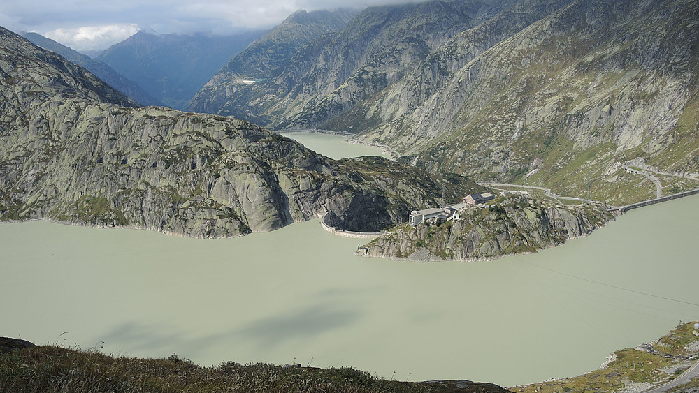 Blick auf das Oberbecken des Kraftwerks Grimsel 2 