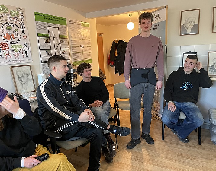 Schüler trägt Sturzgurt