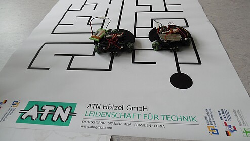 Roboter folgen der schwarzen Linie