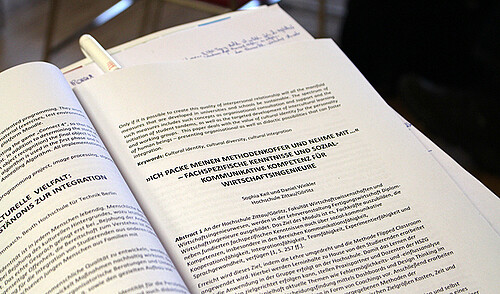 Impressionen des Abstracts: »Ich packe meinen Methodenkoffer und nehme mit…« – fachspezifische Kenntnisse und sozial-kommunikative Kompetenz für Wirtschaftsingenieure.