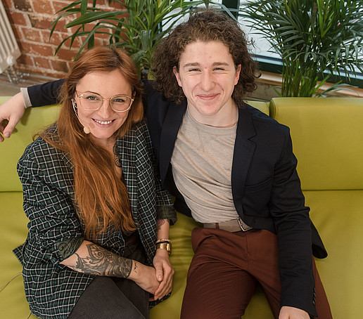 Moderatorin und Emil auf dem Talk-Sofa