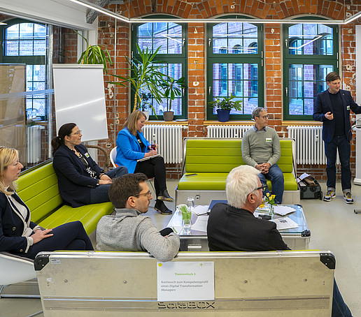 Teilnehmende einer Workshop-Gruppe im Gespräch.