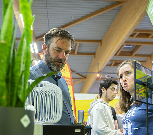 Besucher im Gespräch am KIA-Stand.