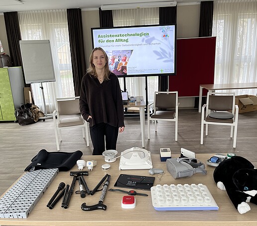 Referentin vor Tisch mit Hilfsmitteln