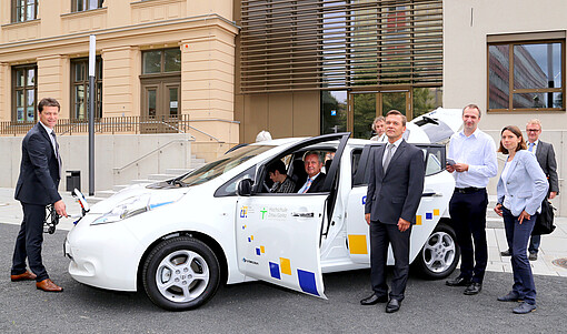 von rechts: Gunnar Schneider, ENSO, Gruppenleiter Kommunalvertrieb; Gunther Herzig, ENSO NETZ, Regionalbereichsleiter Görlitz; Prof. Dr.-Ing. Klaus-Dieter Haim, Dekan Fakultät Elektrotechnik und Informatik Übergabe des E-Autos