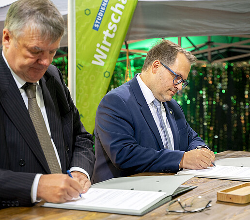 Prof. Hänsel und der Rektor unterzeichnen die Kooperationsvereinbarung.