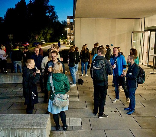 Studierende, Alumni und Mitarbeiter beim Get-Together