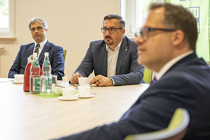 Professoren der HSZG sitzen am Tisch im Senatssaal.