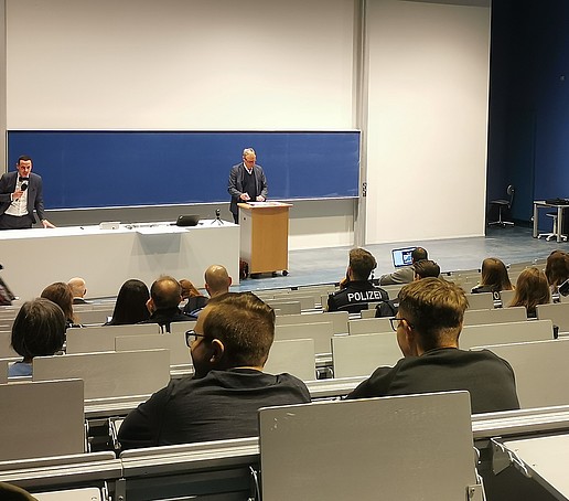 Prof. Erik Hahn auf dem Podium, der eine Rede hält.