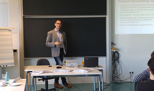 Andreas Langhammer, Geschäftsführer der Sachsenfenster GmbH & Co.KG, gab in seinem Vortrag Einblicke in seine Erfahrungen bei der Umsetzung von Maßnahmen in seinem betrieblichen Energiemanagementsystem.