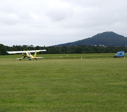 Ein Ultraleichtflugzeug auf der Startbahn.