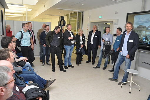 Bild 6: Der Leitende Laboringenieur – Dr.-Ing. Wolfgang Menzel – freute sich über das große Interesse an der Besichtigung der modernen Laboratorien des Fachbereiches Elektrotechnik, Foto: HSZG Bild 6: Der Leitende Laboringenieur – Dr.-Ing. Wolfgang Menzel – freute sich über das große Interesse an der Besichtigung der modernen Laboratorien des Fachbereiches Elektrotechnik, Foto: HSZG