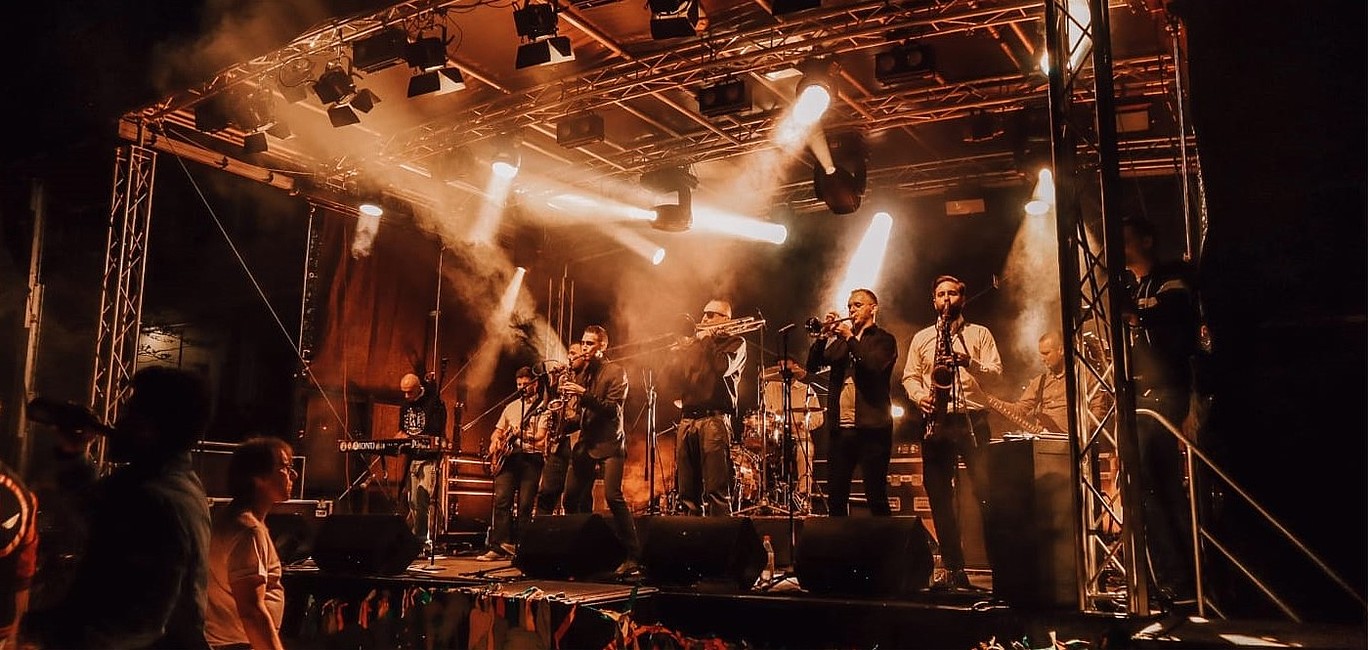 Band auf der Bühne, dunkel, im Scheinwerferlicht