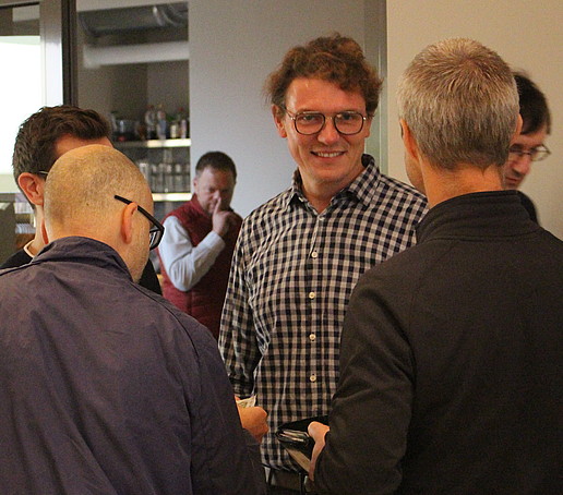 Mitarbeitende im Gespräch