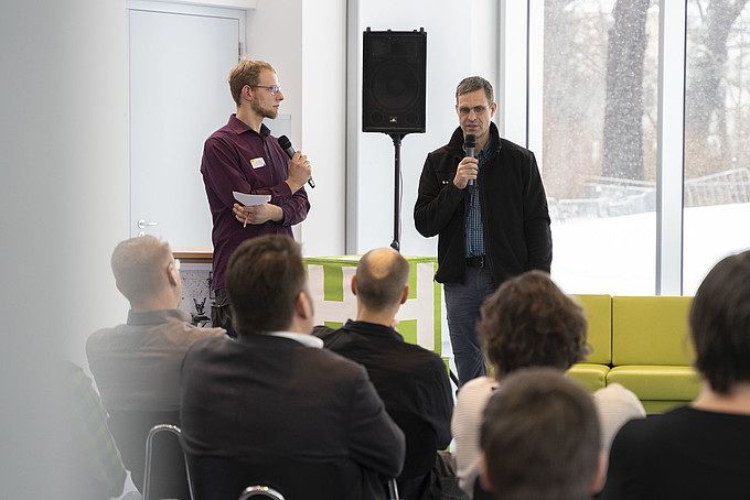 Zwei Vortragende vor Publikum