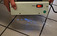 Sichtbarmachen von Blut unter UV-Licht