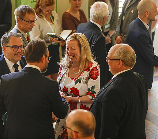 Die Prorektorin Keil begrüßt den Wissenschaftsminister im Treppenhaus des Zittauer Rathauses.