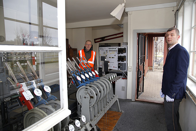 Volker Brade und Patrick Hornung im Lehrstellwerk Zittau Süd.