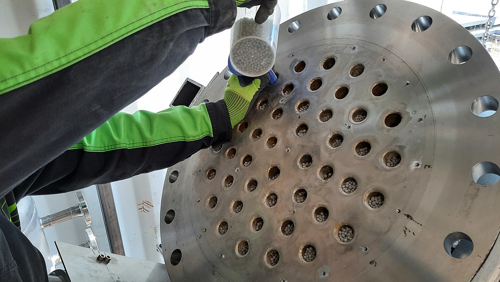 Befüllung des Reaktors mit Katalysator