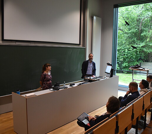 2 Redner stehen am Pult im Hörsaal