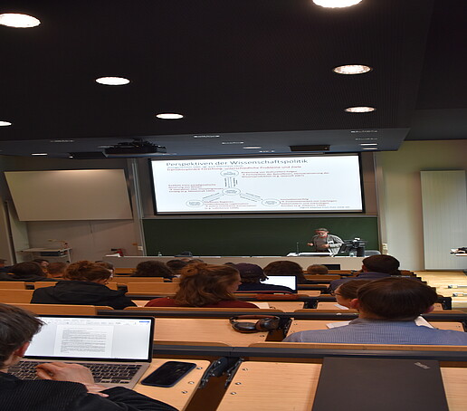 Hörsaal von Hinten mit Blick auf die Projektionswand