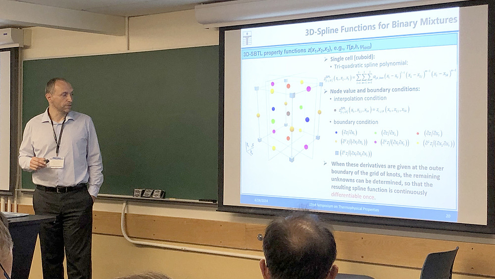 Prof. Kunick hält eine Präsentation in einem Vorlesungssaal.