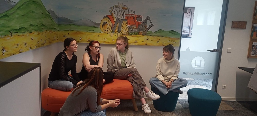 Gruppe Studierender auf einem Sofa