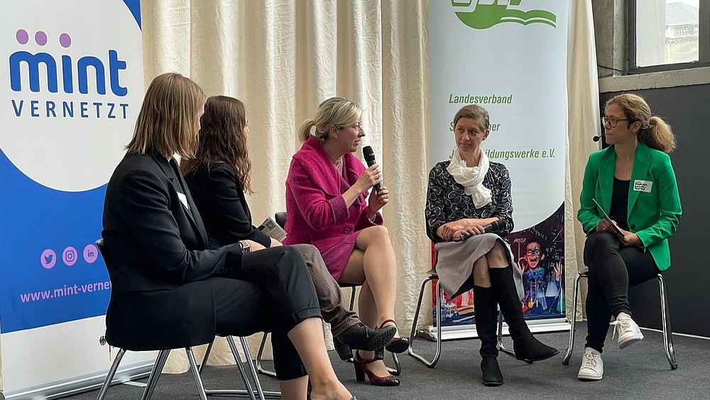 Im Halbkreis sitzen die Prorektorin in einer Podiumsdiskussion mit MINT-Vertreterinnen
